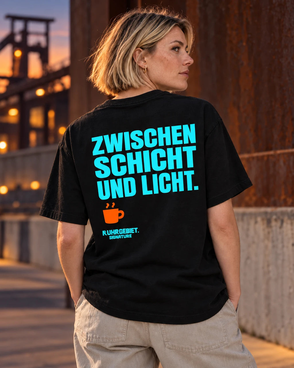 ruhrgebiet.signature in der Abenddämmerung vor einer angedeuteten Ruhrgebietskulisse. KI-Kampagnenbild.