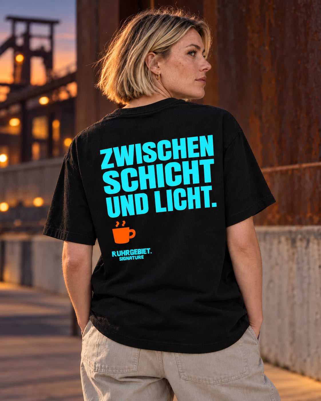 ruhrgebiet.signature in der Abenddämmerung vor einer angedeuteten Ruhrgebietskulisse. KI-Kampagnenbild.