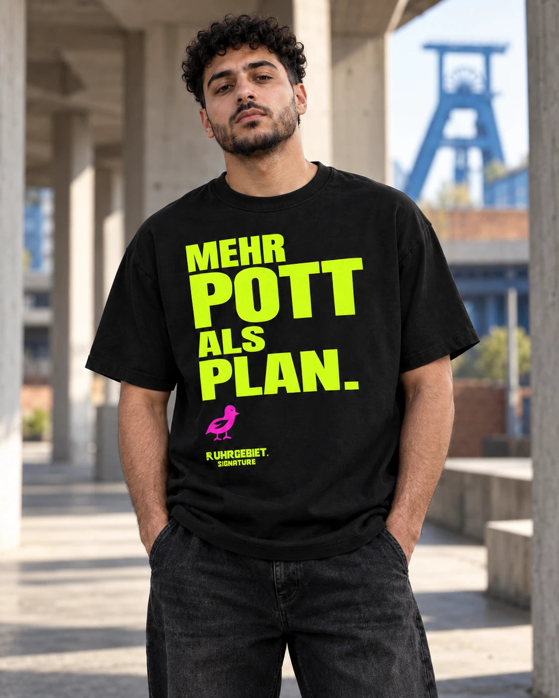 MEHR POTT ALS PLAN. – Neonmotiv an einem fiktiven Model bei Tageslicht. KI-Produktillustration.