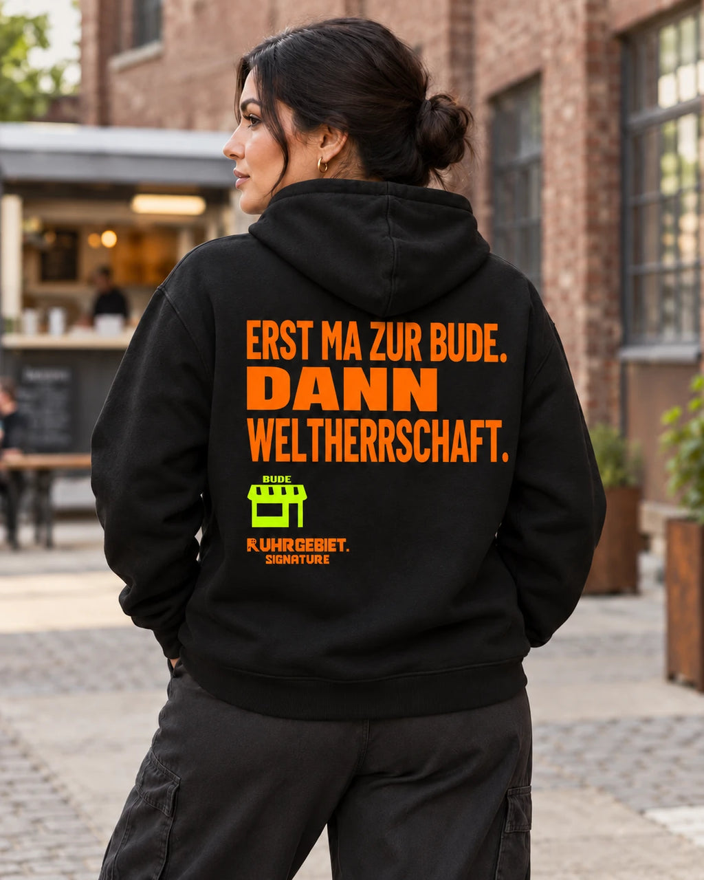 ERST MA ZUR BUDE. DANN WELTHERRSCHAFT. – Neonmotiv an einem fiktiven Model bei Tageslicht. KI-Produktillustration.
