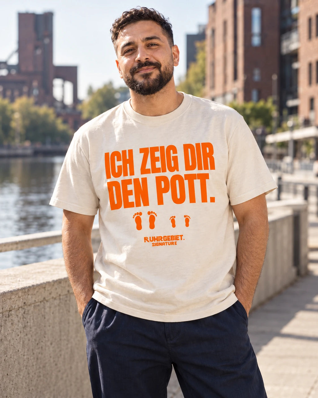 ICH ZEIG DIR DEN POTT. – Neonmotiv an einem fiktiven Model bei Tageslicht. KI-Produktillustration.