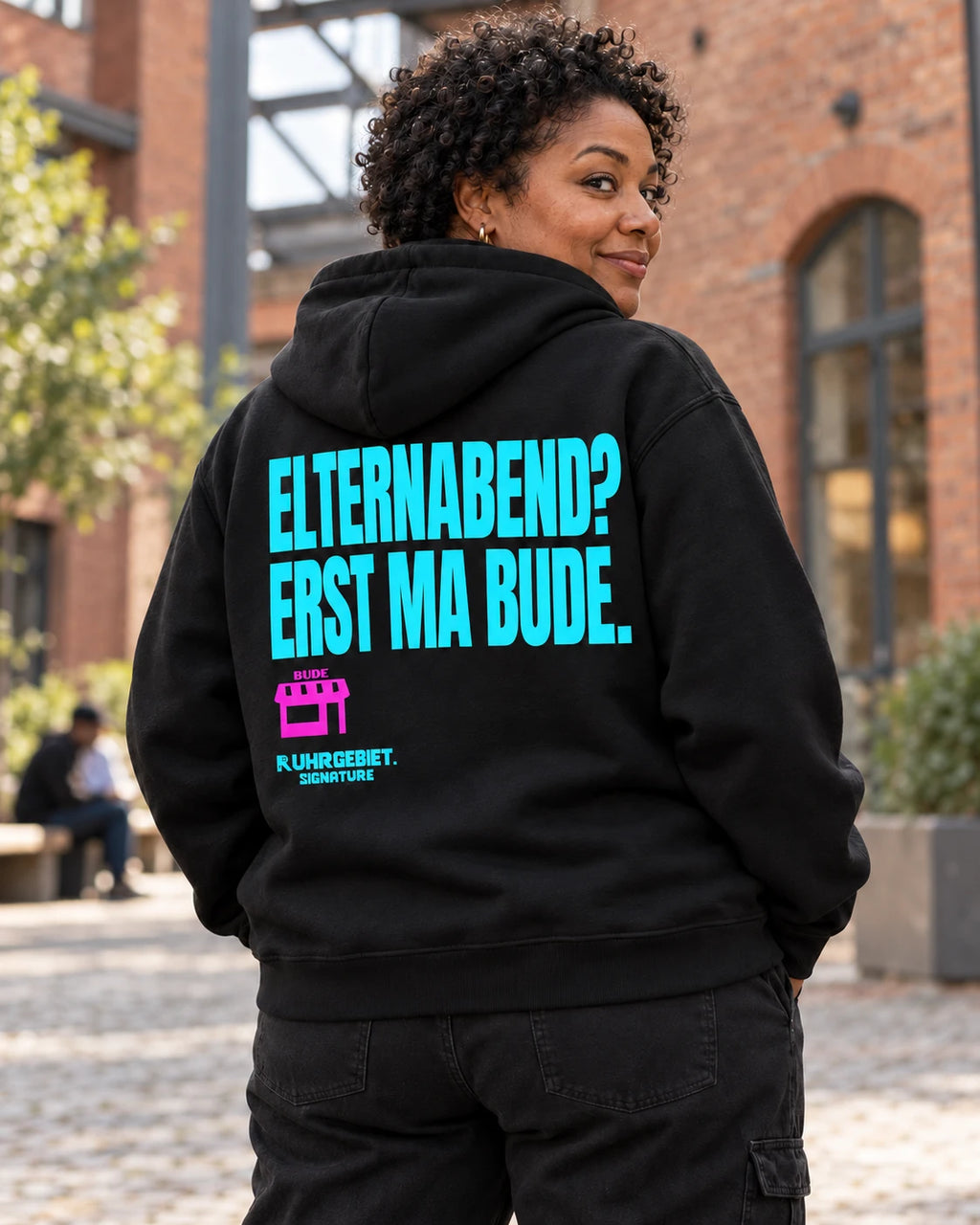 ELTERNABEND? ERST MA BUDE. – Neonmotiv an einem fiktiven Model bei Tageslicht. KI-Produktillustration.
