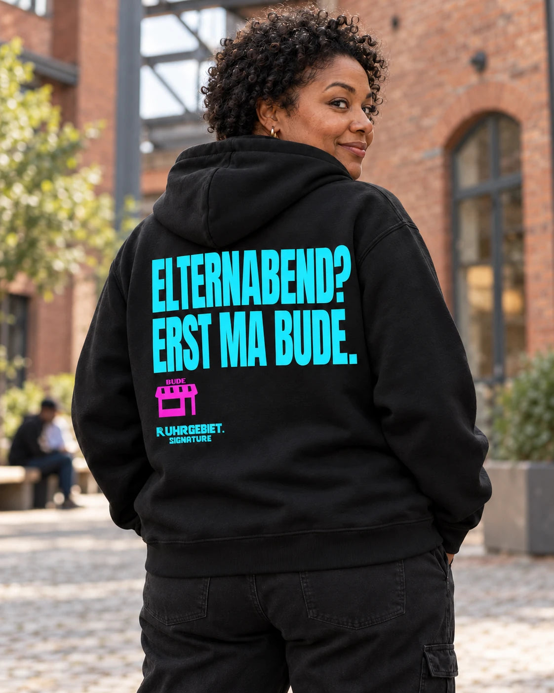 ELTERNABEND? ERST MA BUDE. – Neonmotiv an einem fiktiven Model bei Tageslicht. KI-Produktillustration.