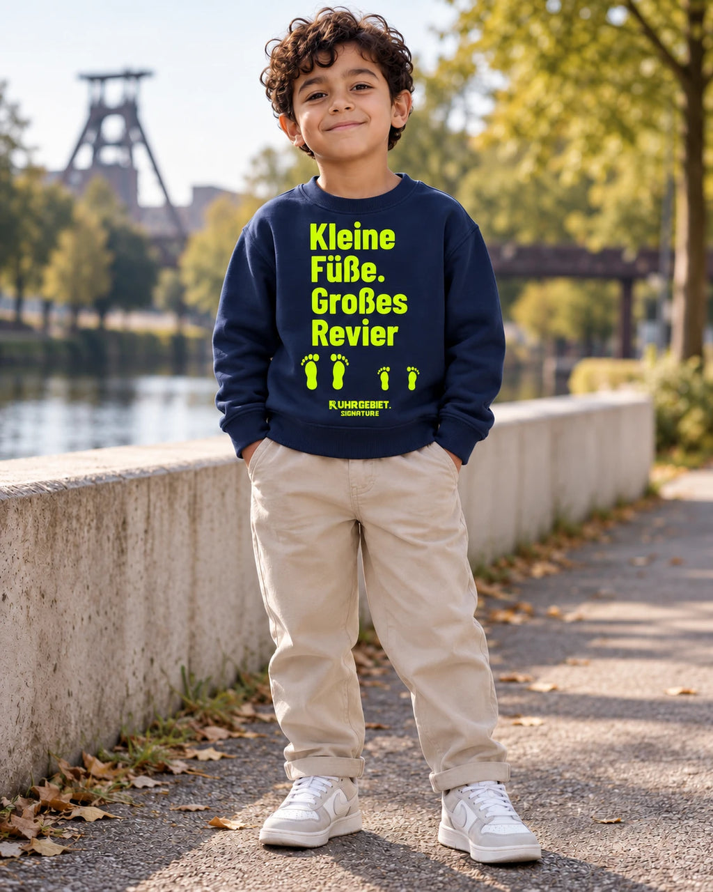 Kleine Füße. Großes Revier – Neonmotiv an einem fiktiven Model bei Tageslicht. KI-Produktillustration.