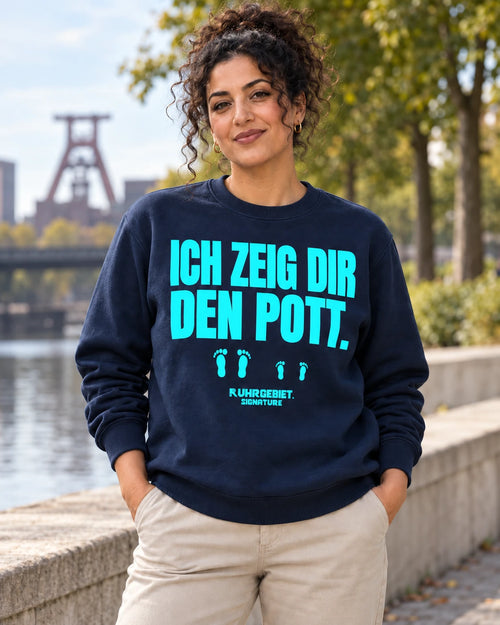 ICH ZEIG DIR DEN POTT. – Neonmotiv an einem fiktiven Model bei Tageslicht. KI-Produktillustration.