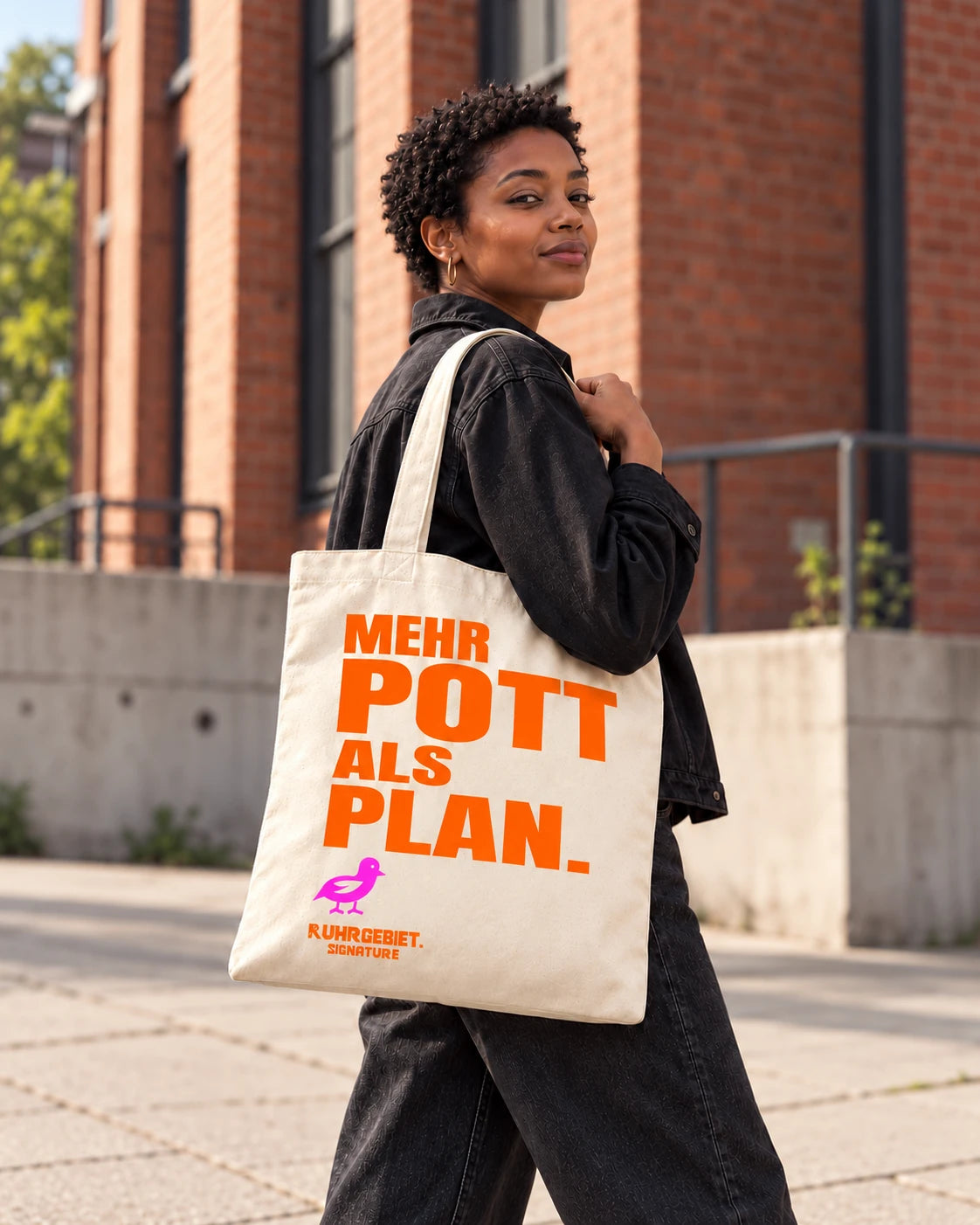 MEHR POTT ALS PLAN. – Neonmotiv an einem fiktiven Model bei Tageslicht. KI-Produktillustration.