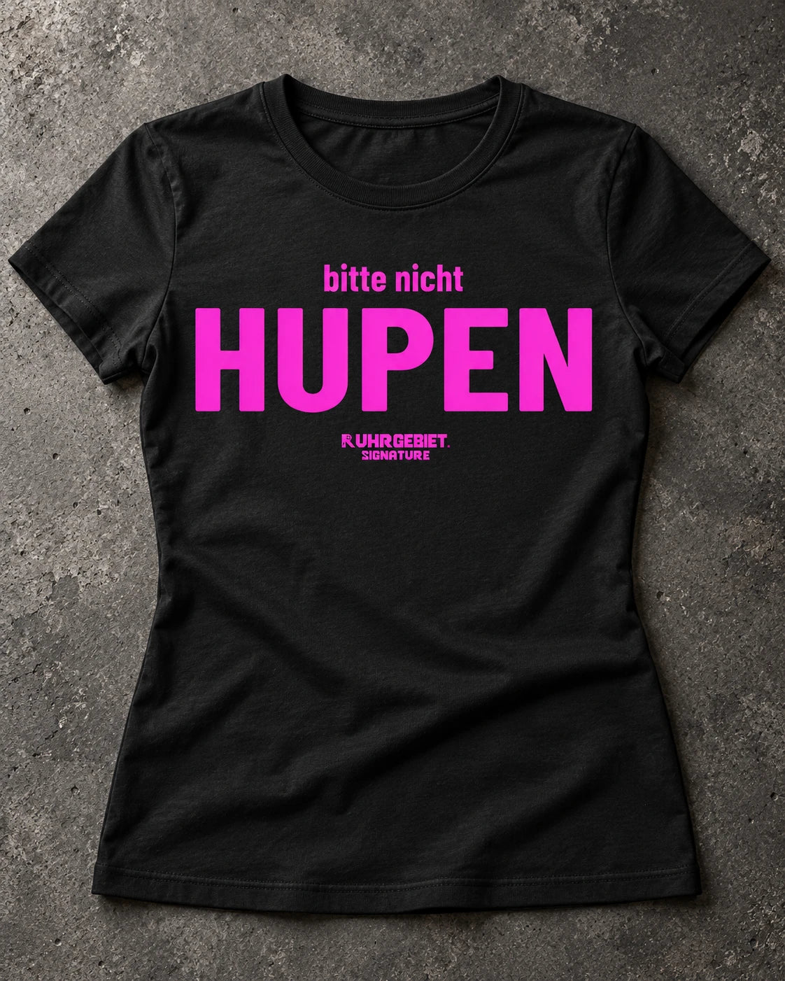 Neonmotiv „bitte nicht HUPEN“ in Pink auf einem schwarzen Oberteil als Stillleben. KI-Produktillustration.